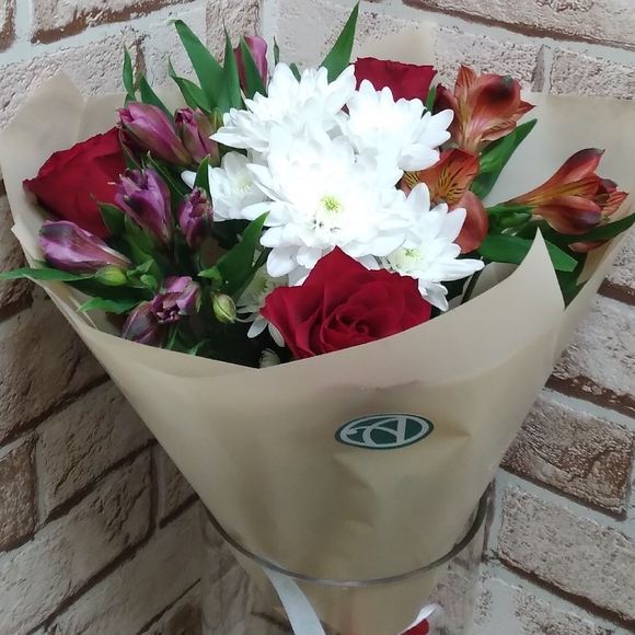 Букет из красных роз, хризантемы и альстромерии микс