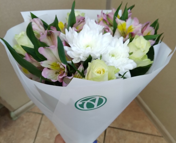 Букет из белых роз, хризантемы и альстромерии микс