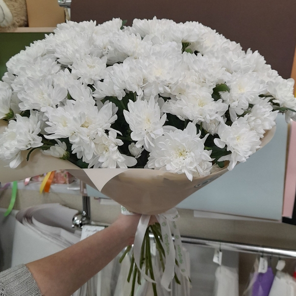 Букет из 9 белых кустовых хризантем