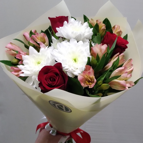 Букет из красных роз, хризантемы и альстромерии микс