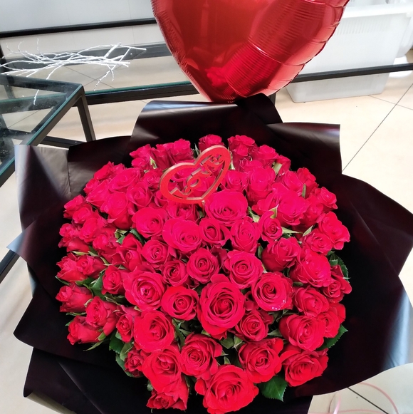 Набор размер ХL с букетом 75 красных роза Кения (50 см)