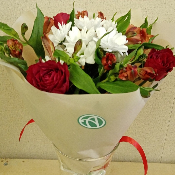 Букет из красных роз, хризантемы и альстромерии микс