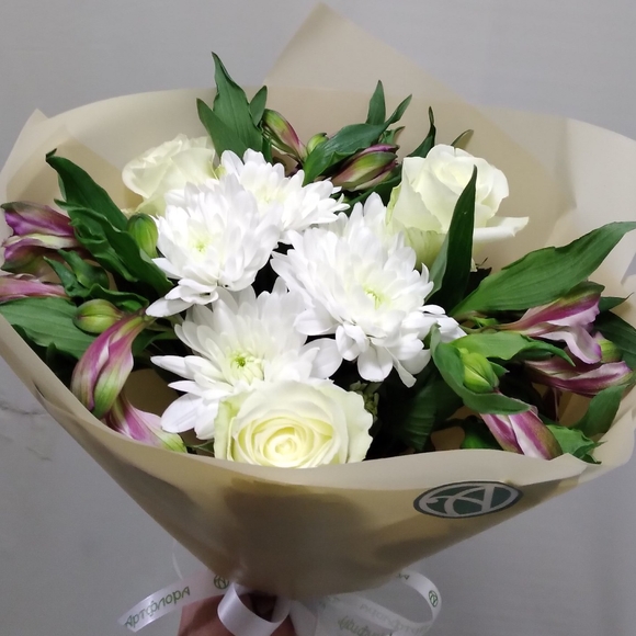 Букет из белых роз, хризантемы и альстромерии микс