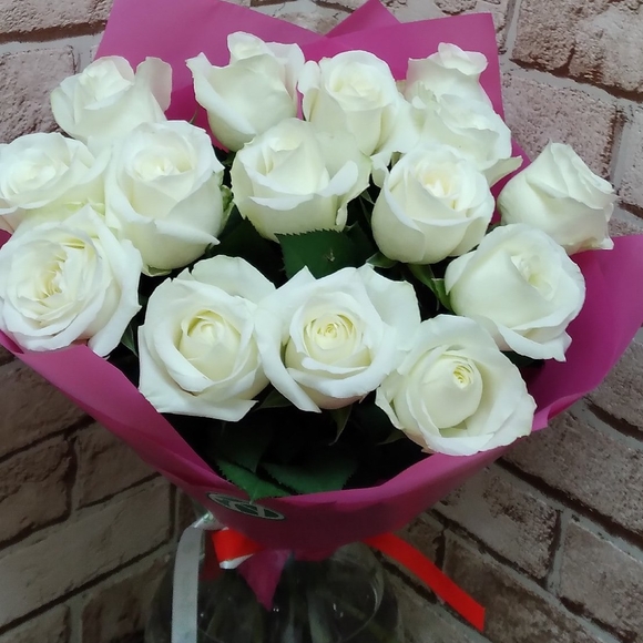 Букет из 15 белых роз 50 см (Кения) в розовой упаковке