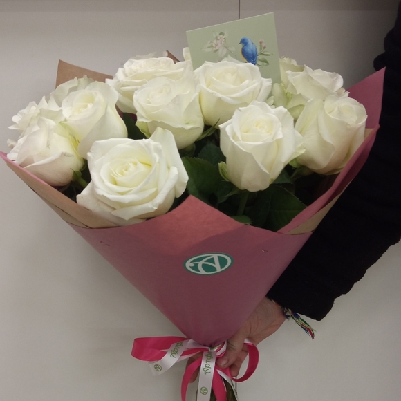 Букет из 15 белых роз 50 см (Кения) в розовой упаковке