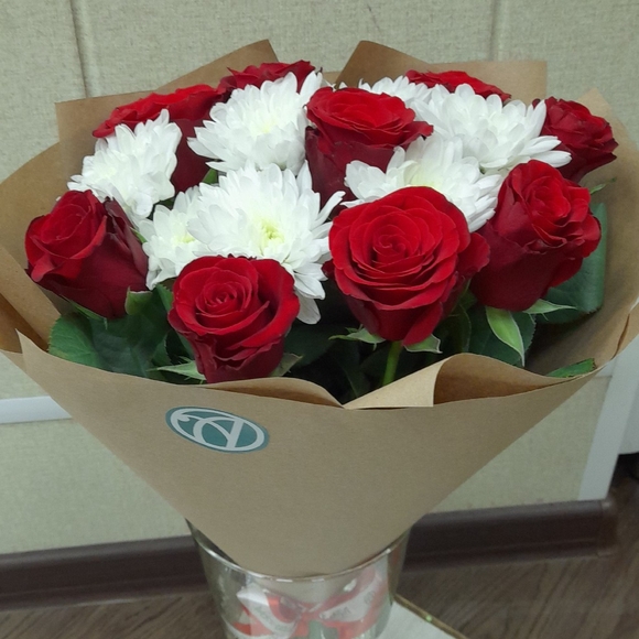 Букет из красных роз и кустовых хризантем - S