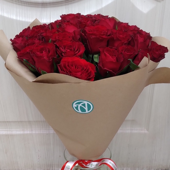 Букет из 25 красных роз 50 см (Кения) в крафте