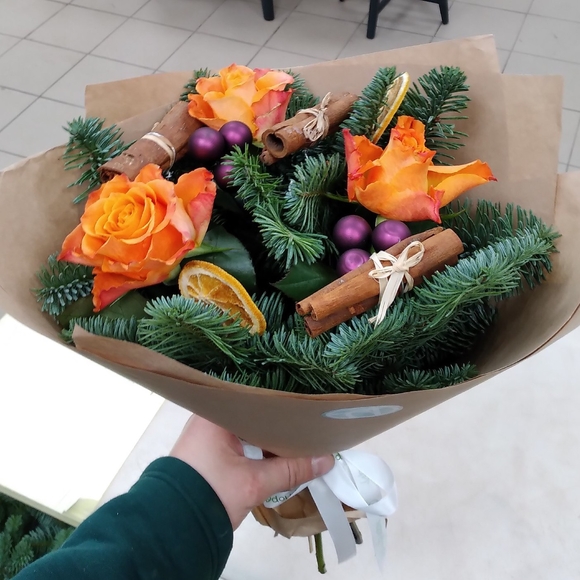 Новогодний букет-комплимент из оранжевых роз 50 см (Кения)