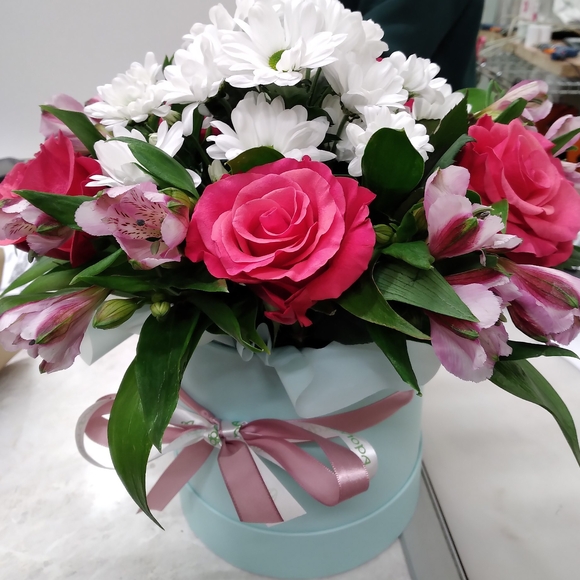 Букет в шляпной коробке small из розовых роз, хризантем и альстромерий