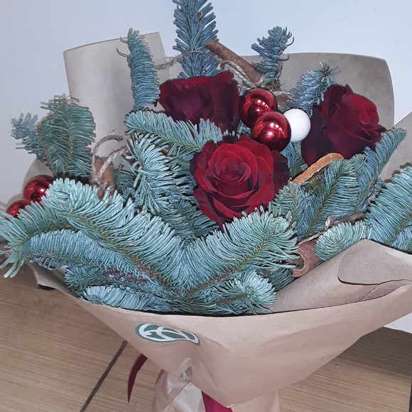 Новогодний букет-комплимент из красных роз 50 см (Кения)