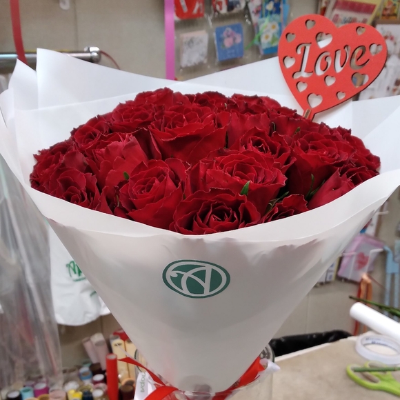 Букет из 25 красных роз 50 см (Кения) в крафте