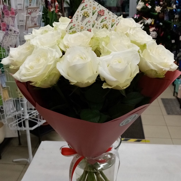 Букет из 15 белых роз 50 см (Кения) в розовой упаковке