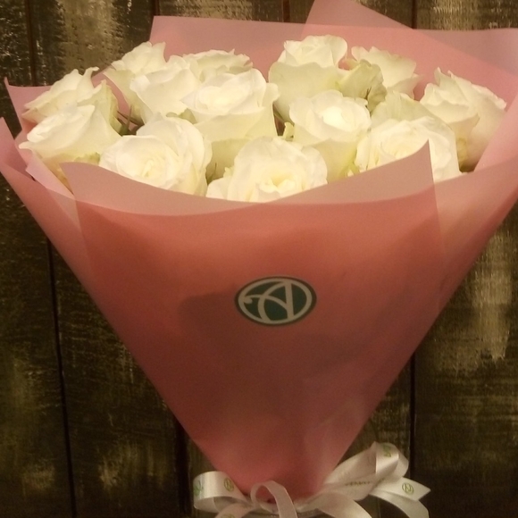 Букет из 15 белых роз 50 см (Кения) в розовой упаковке