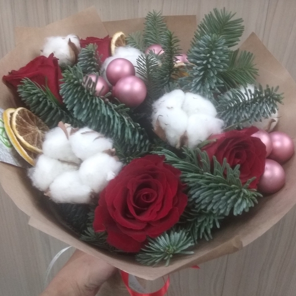 Новогодний букет из 5 красных роз 50 см (Кения)