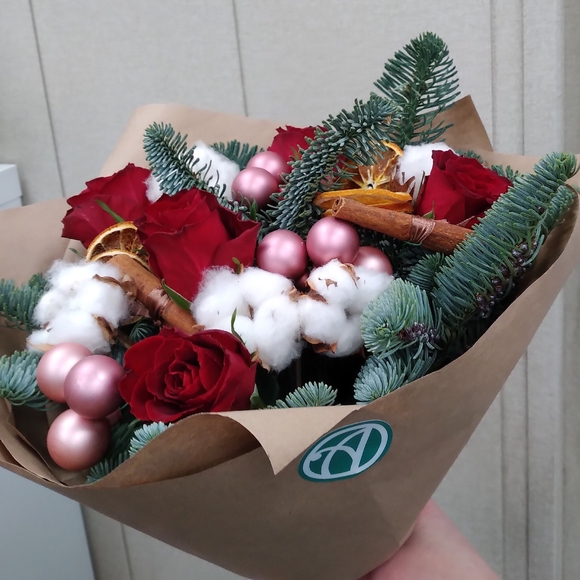 Новогодний букет из 5 красных роз 50 см (Кения)