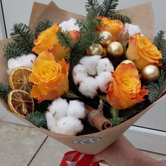 Новогодний букет из 5 оранжевых роз 50 см (Кения)