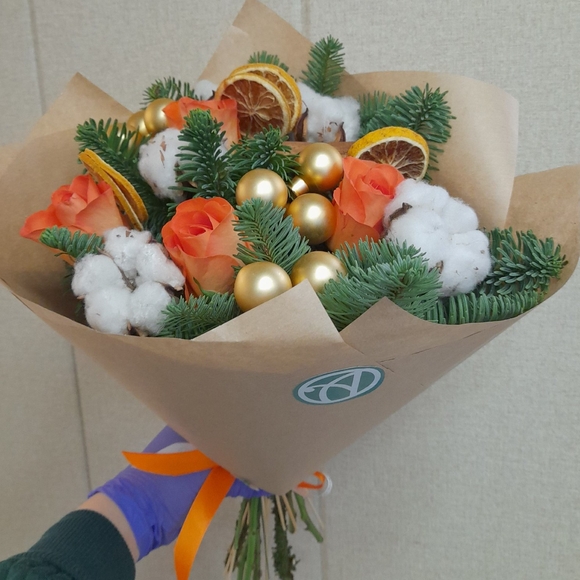 Новогодний букет из 5 оранжевых роз 50 см (Кения)