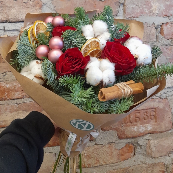 Новогодний букет из 5 красных роз 50 см (Кения)