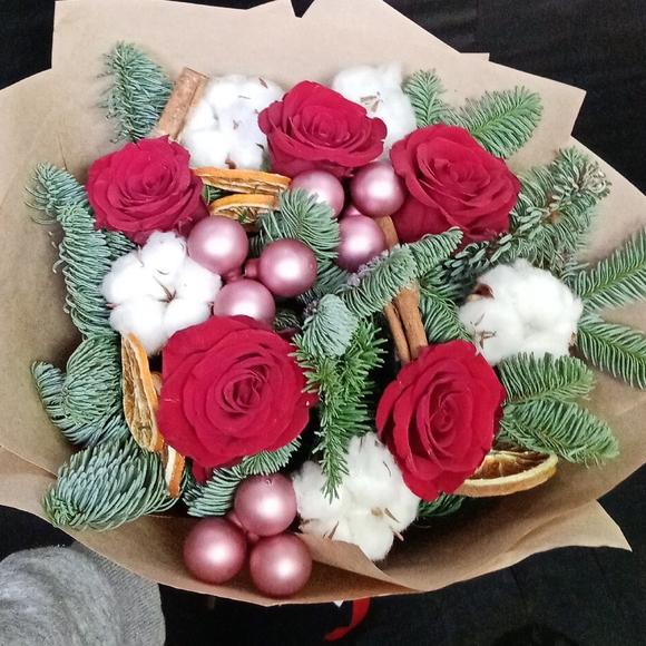 Новогодний букет из 5 красных роз 50 см (Кения)