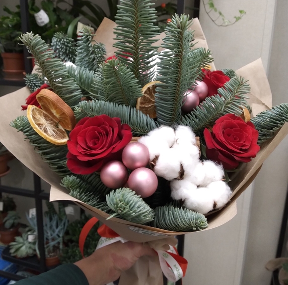 Новогодний букет из 5 красных роз 50 см (Кения)