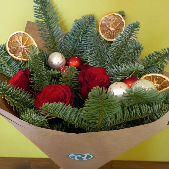 Новогодний букет-комплимент из красных роз 50 см (Кения)