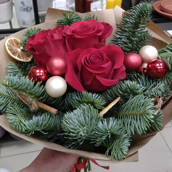 Новогодний букет-комплимент из красных роз 50 см (Кения)