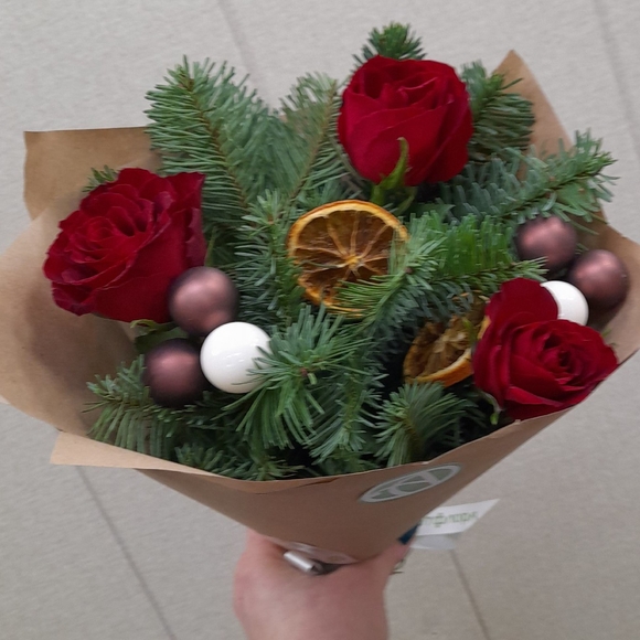 Новогодний букет-комплимент из красных роз 50 см (Кения)