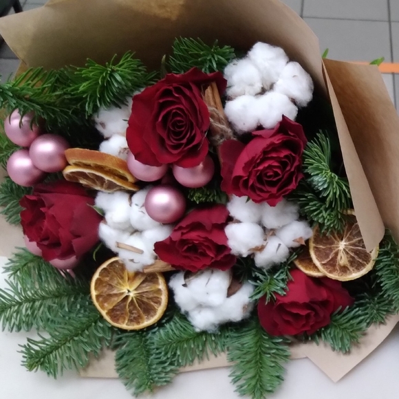 Новогодний букет из 5 красных роз 50 см (Кения)