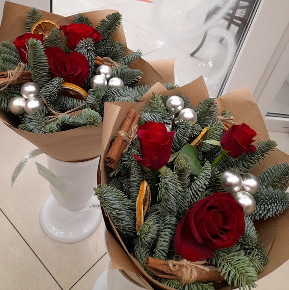 Новогодний букет-комплимент из красных роз 50 см (Кения)