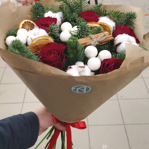 Новогодний букет из 5 красных роз 50 см (Кения)