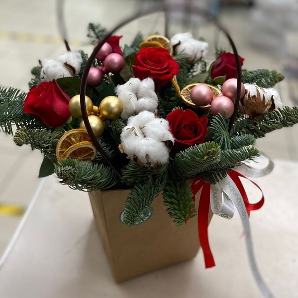 Новогодняя сумочка с красными кенийскими розами - М