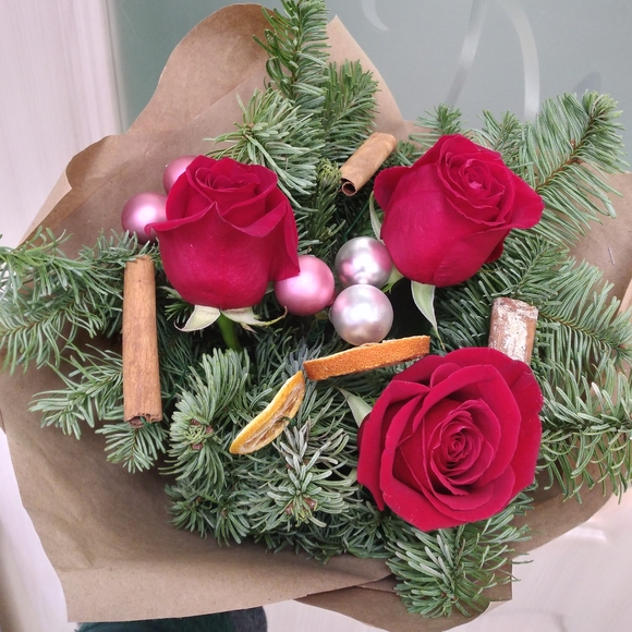 Новогодний букет-комплимент из красных роз 50 см (Кения)