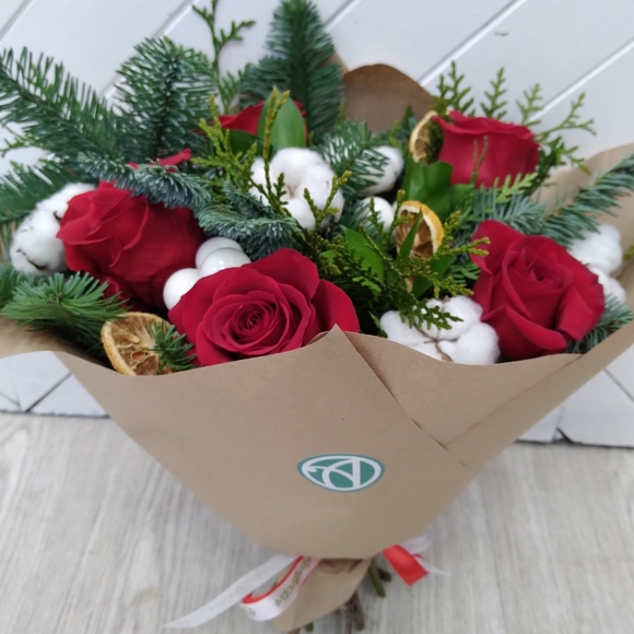Новогодний букет из 5 красных роз 50 см (Кения)