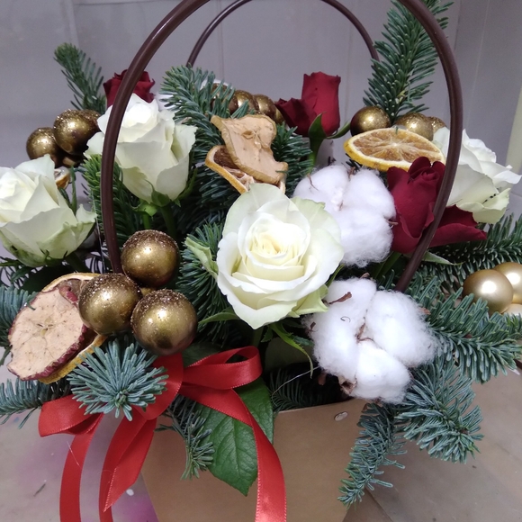 Новогодняя сумочка с красными кенийскими розами - L