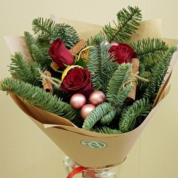 Новогодний букет-комплимент из красных роз 50 см (Кения)