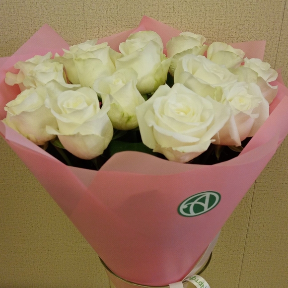 Букет из 15 белых роз 50 см (Кения) в розовой упаковке