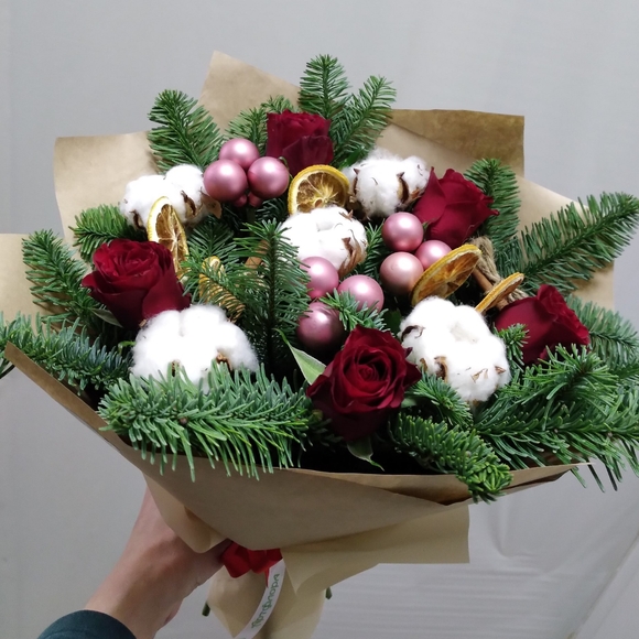 Новогодний букет из 5 красных роз 50 см (Кения)