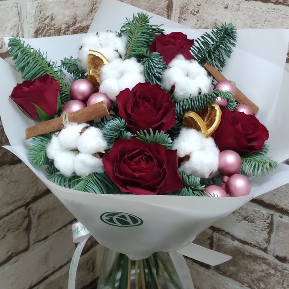 Новогодний букет из 5 красных роз 50 см (Кения)