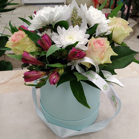 Букет в шляпной коробке small из розовых роз, хризантем и альстромерий