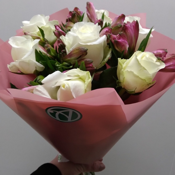 Букет из белых роз и альстромерии - S