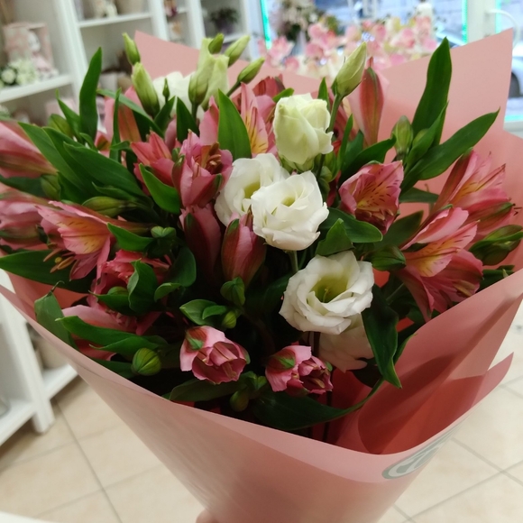 Букет из альстромерии микс и лизиантуса - S