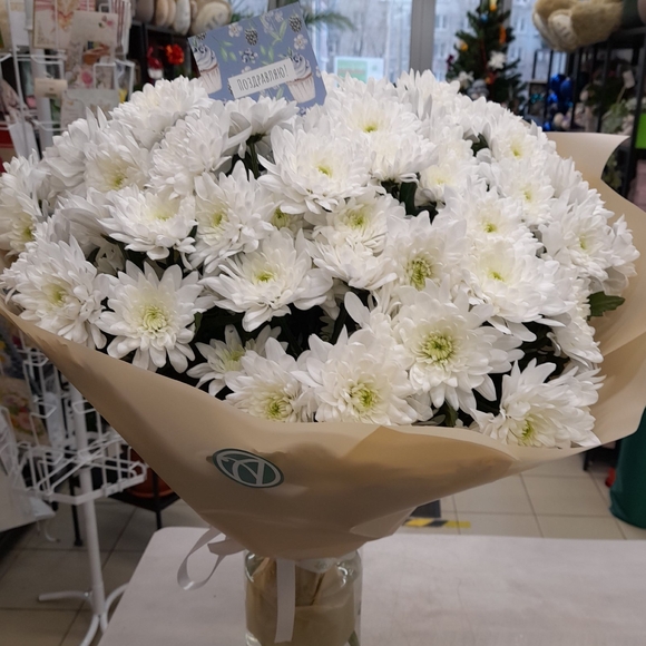 Букет из 9 белых кустовых хризантем