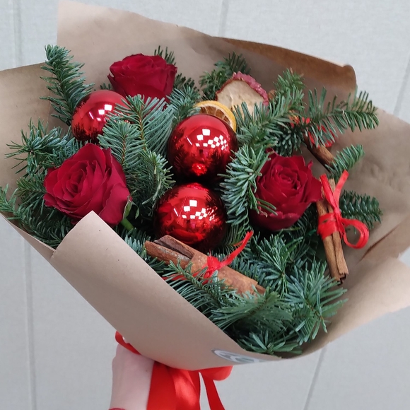 Новогодний букет-комплимент из красных роз 50 см (Кения)