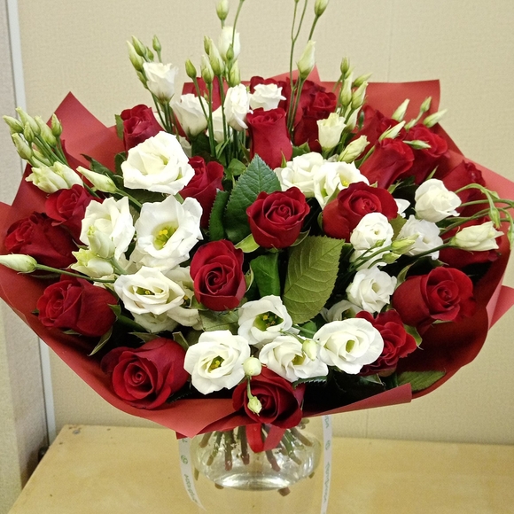 Букет из красных роз и лизиантуса - М