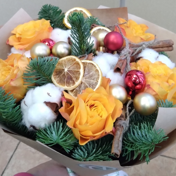 Новогодний букет из 5 оранжевых роз 50 см (Кения)