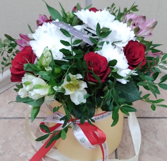 Букет в шляпной коробке small из красных роз, хризантем и альстромерий