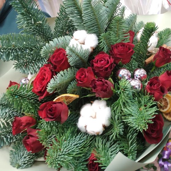 Новогодний букет из 25 красных роз 50 см (Кения)