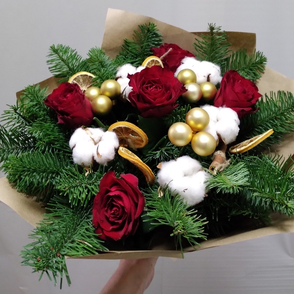 Новогодний букет из 5 красных роз 50 см (Кения)