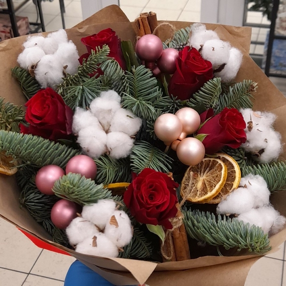 Новогодний букет из 5 красных роз 50 см (Кения)