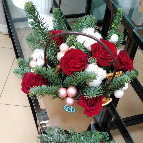 Новогодняя сумочка с красными кенийскими розами - М